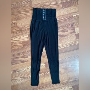 High waisted black leggings with clasps